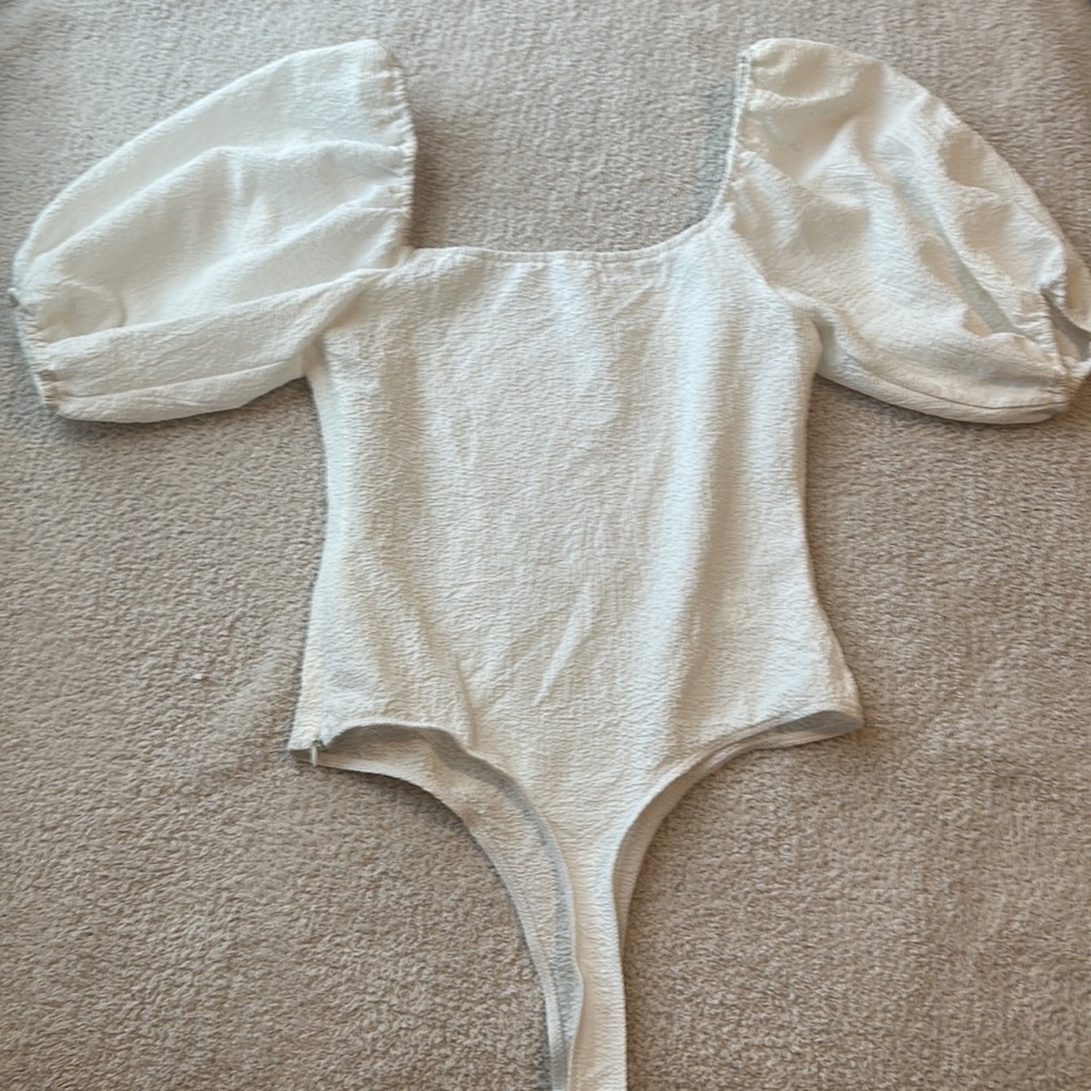 ASTR Puff Sleeve Textured Bodysuit - Picture 8 of 9